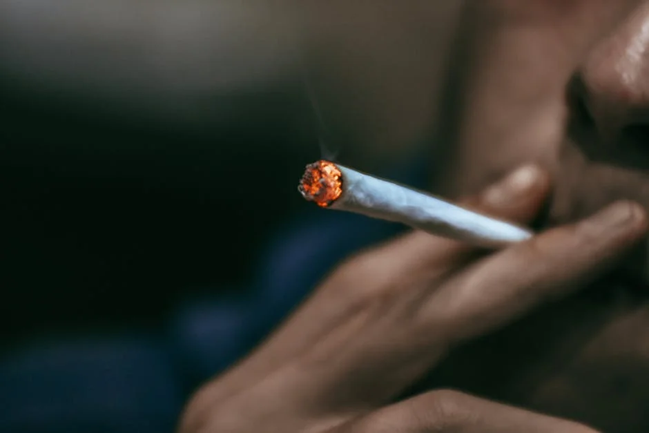 UK Bans Smoking for All Born After 2009 as Vapes Bill Passes Parliament
